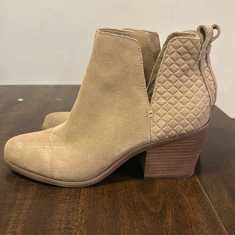 Size 10 Toms booties.taupe color